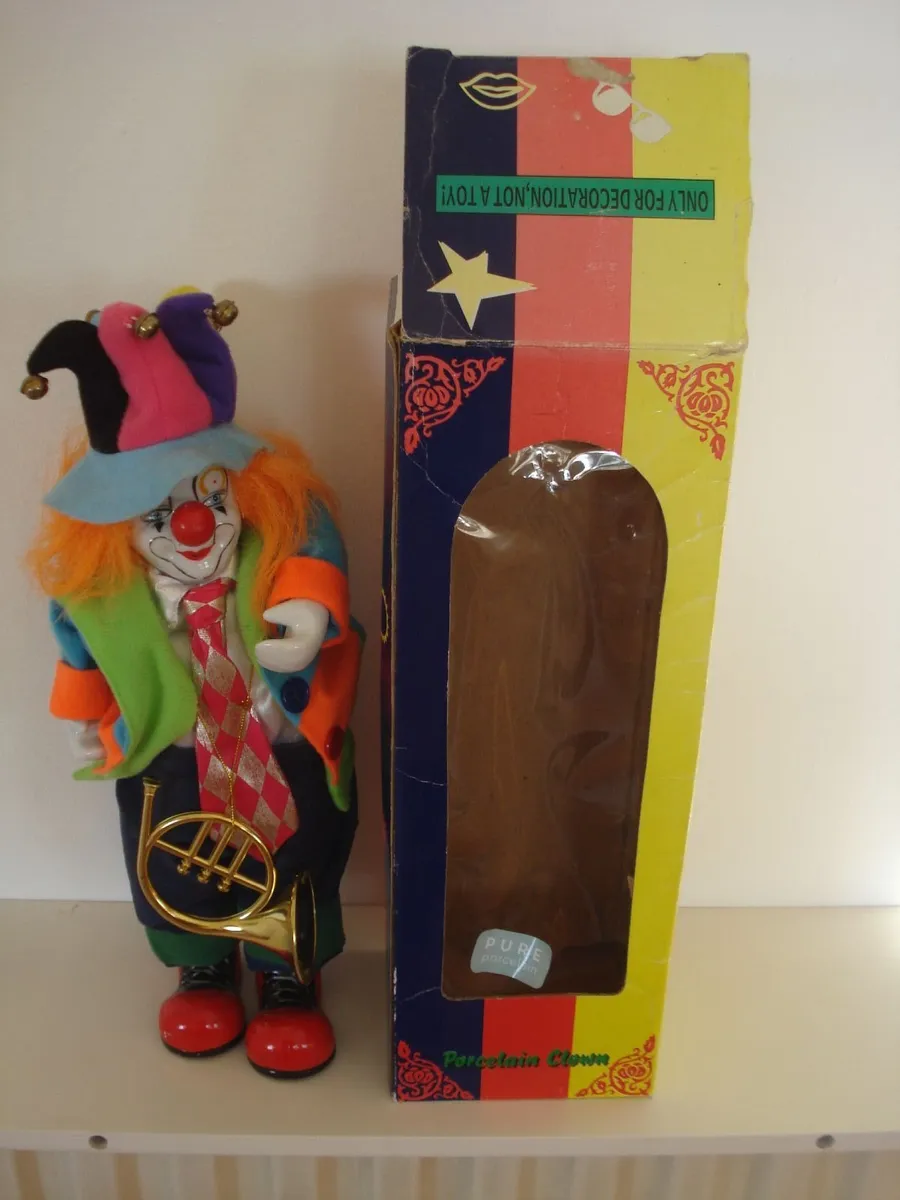 PURE PORCELAIN MUSICAL CLOWN. 14 INCH. - Image 1