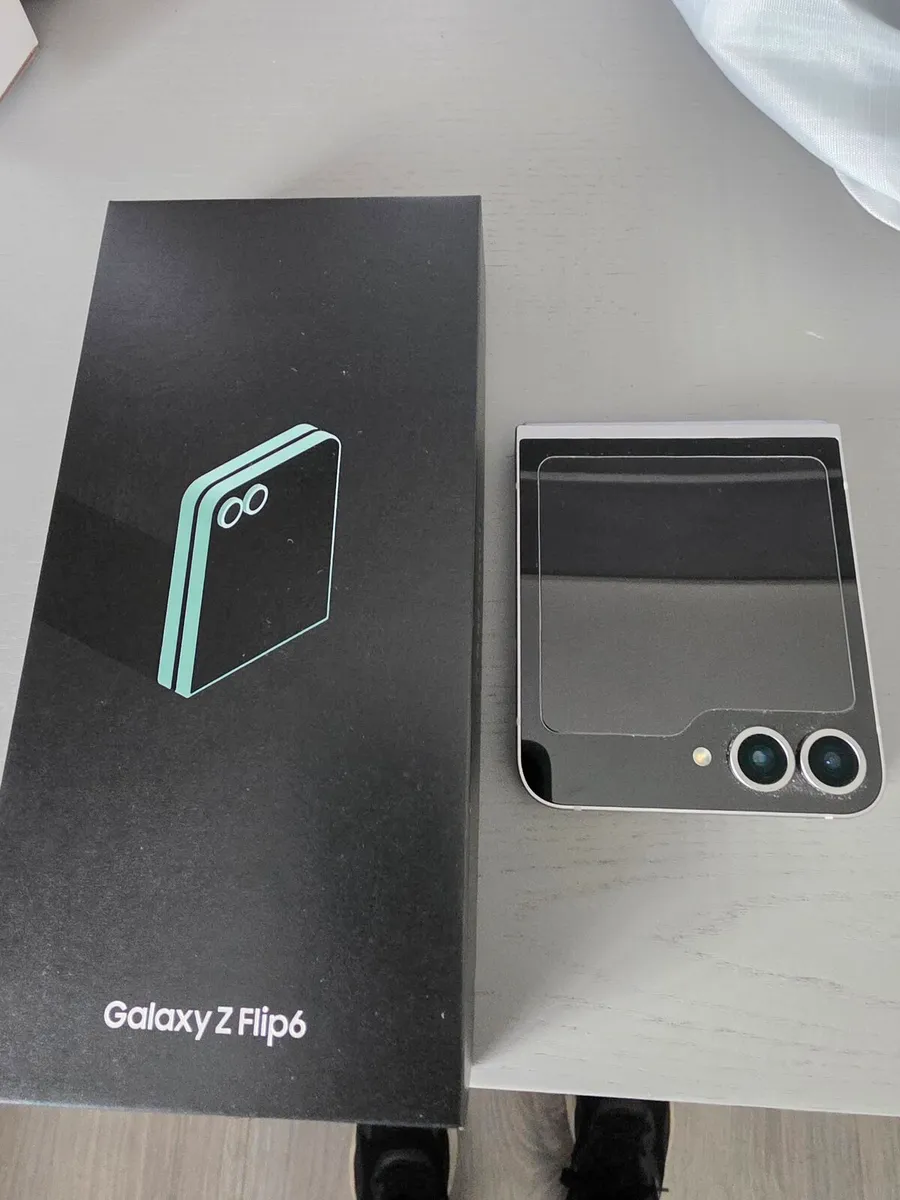 Samsung Galaxy Z Flip 6 - Image 1