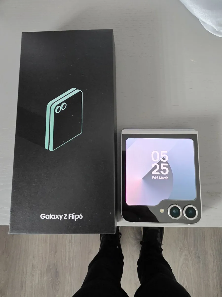 Samsung Galaxy Z Flip 6 - Image 3