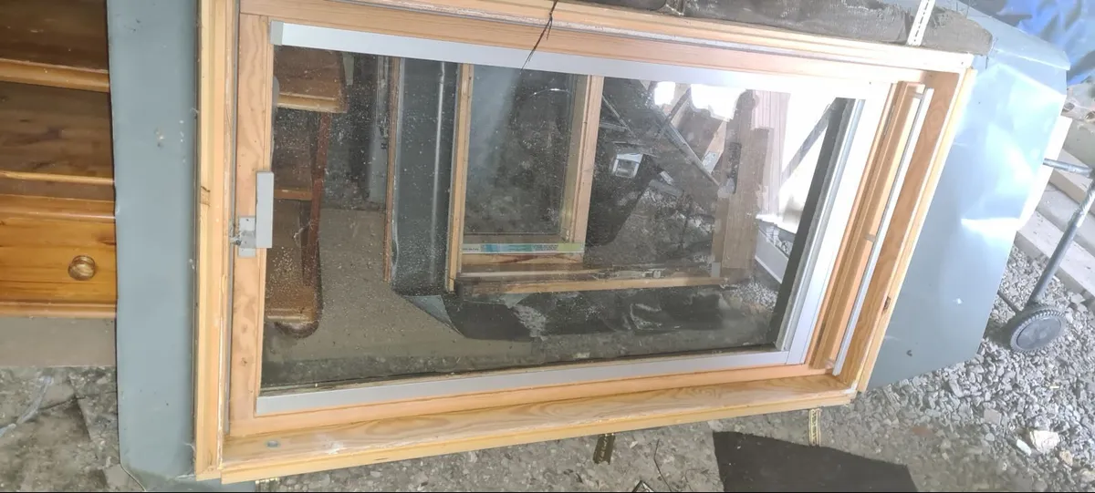 V-LUX window Frame 78cmx 104cm and window - Image 2