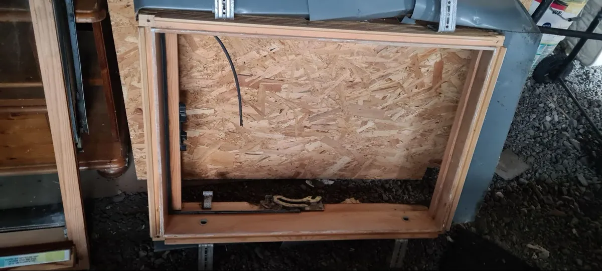 V-LUX window Frame 78cmx 104cm and window - Image 3