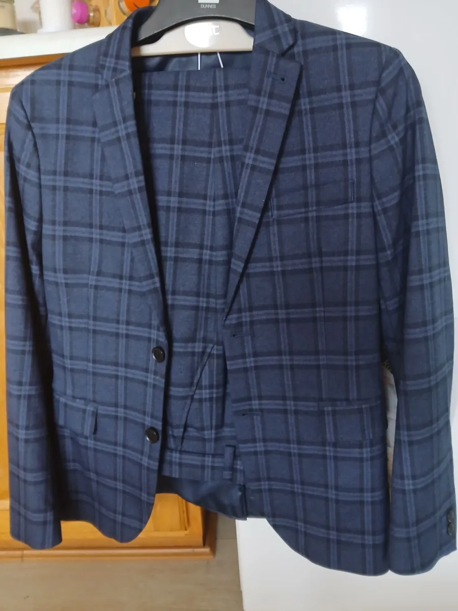 Boys suit - Image 1