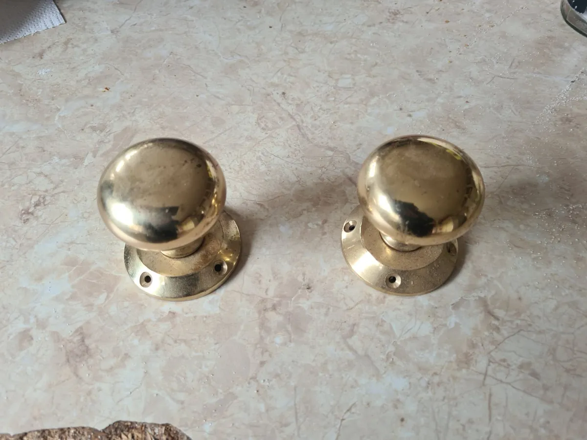 2 x Victorian Solid Brass Door knobs…………………………15.