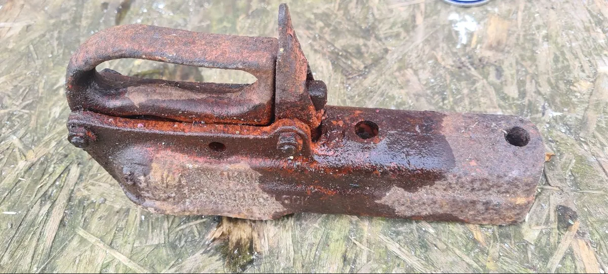 Tow ball and tow hitch…………………….50 - Image 1