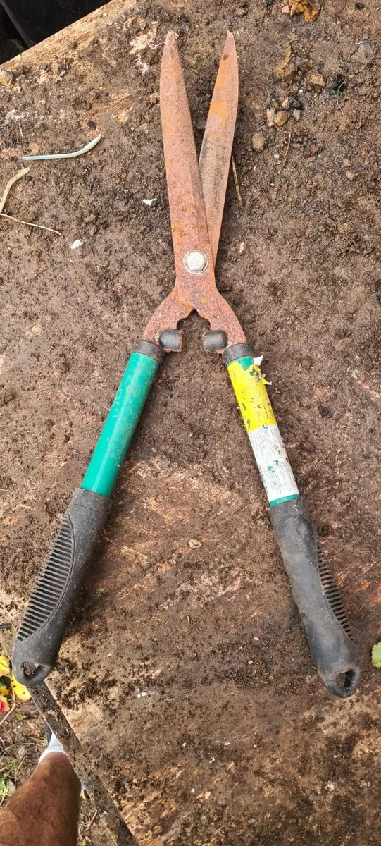 Hand Hedge Trimmer…………..5