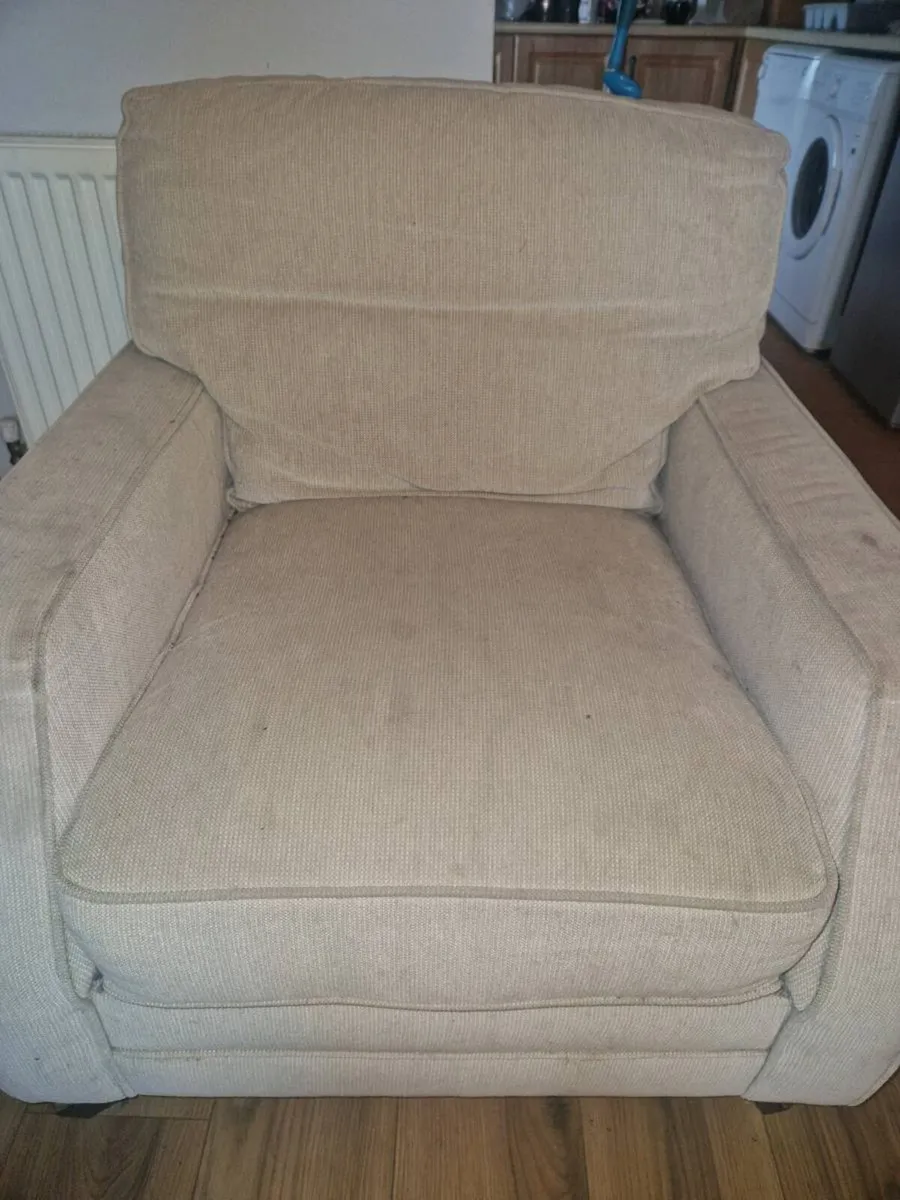 3 seater couch and 2 arm chairs - Image 1