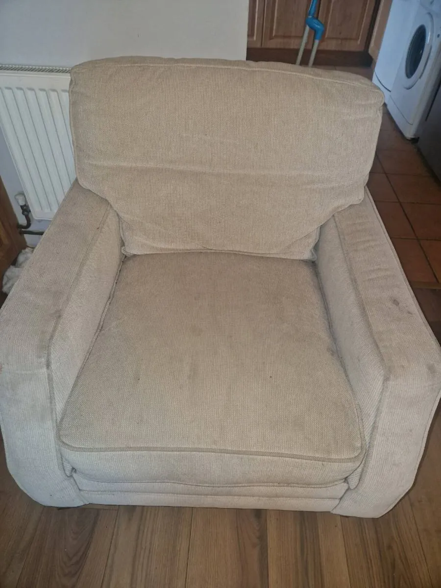 3 seater couch and 2 arm chairs - Image 2