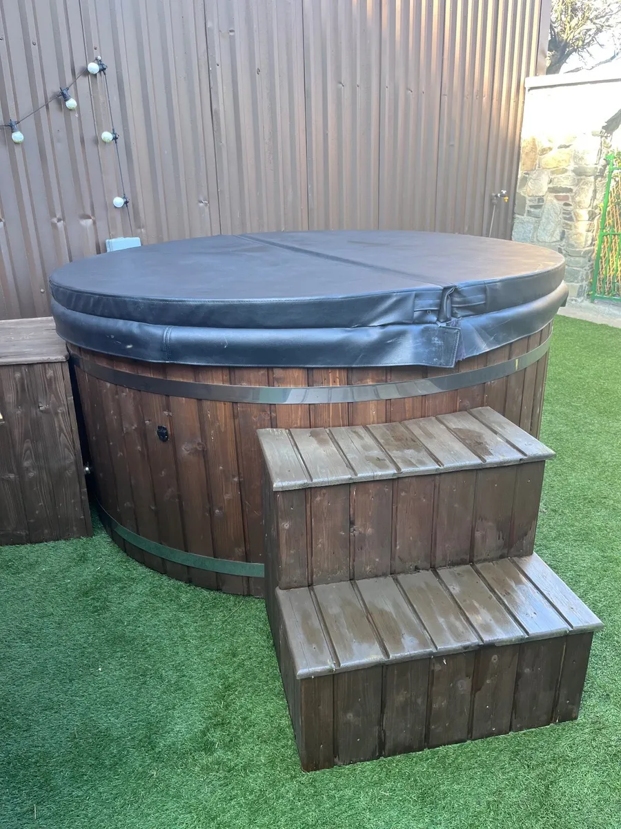 Hot tub Jacuzzi - Image 1
