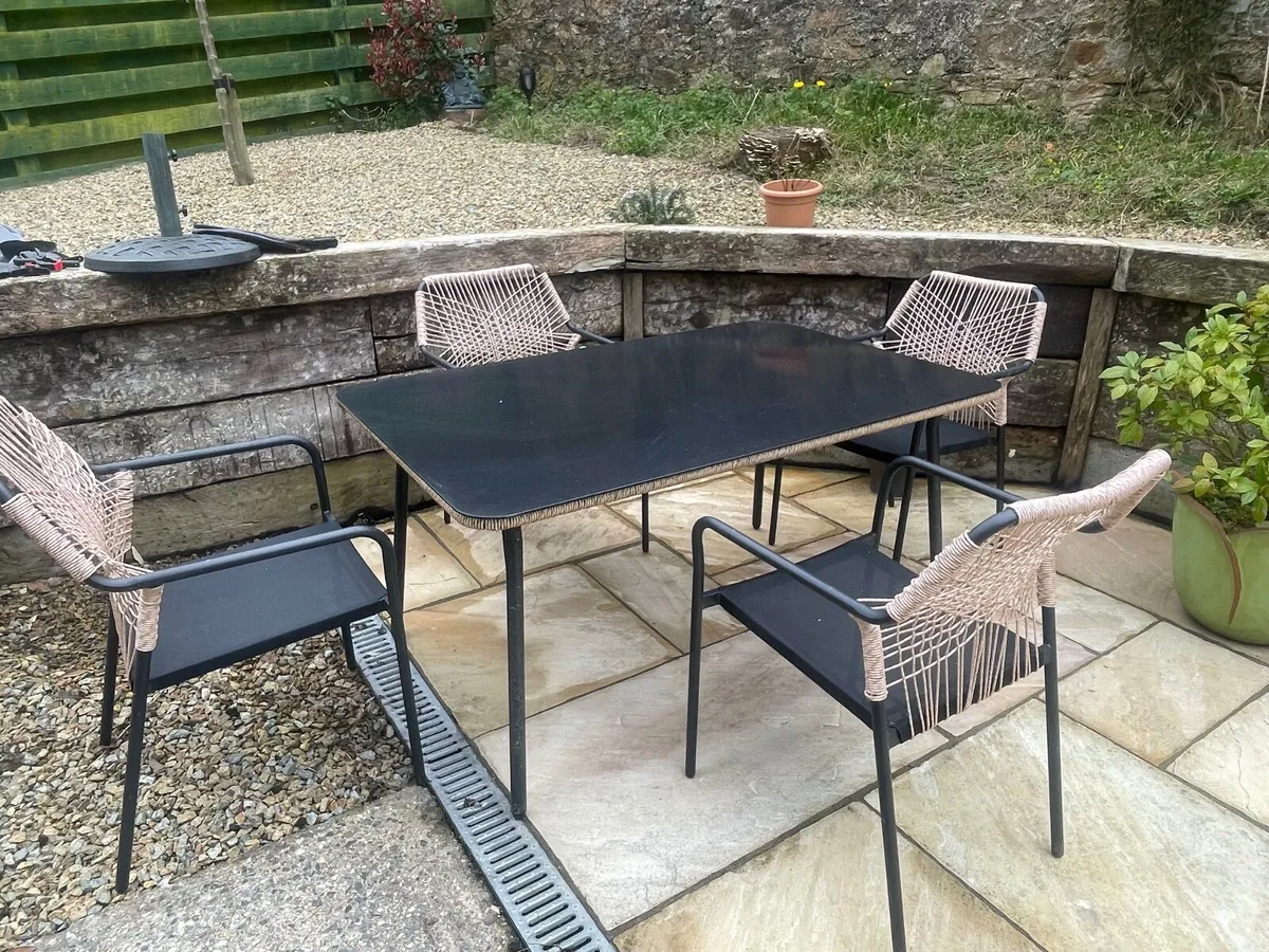 Garden table and chairs - Image 1
