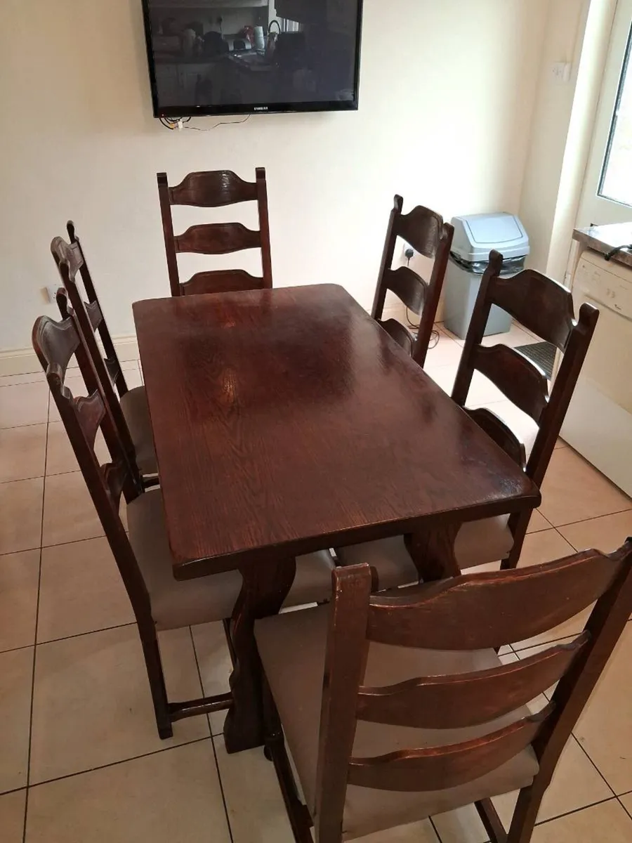 Oak table and 6 matching chairs - Image 1
