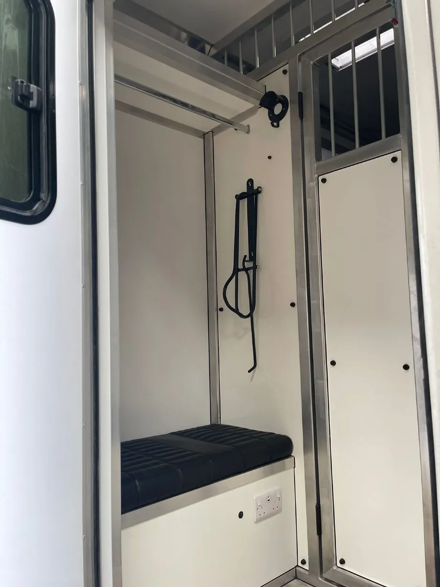 202 Renault Master 2 horse van - Image 4