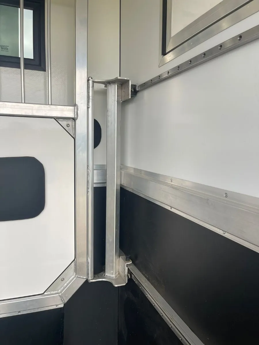 202 Renault Master 2 horse van - Image 3