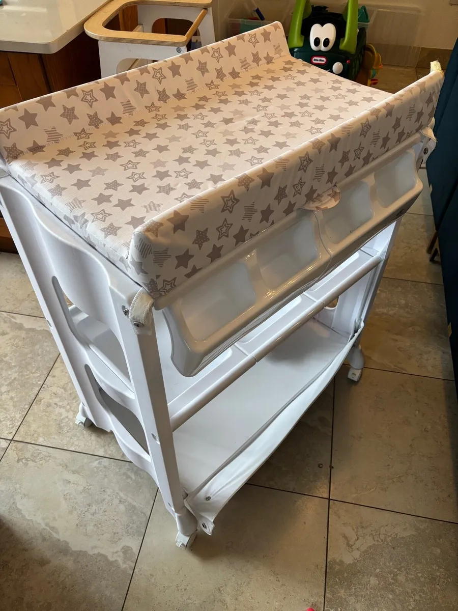 Baby changing table (free) - Image 1