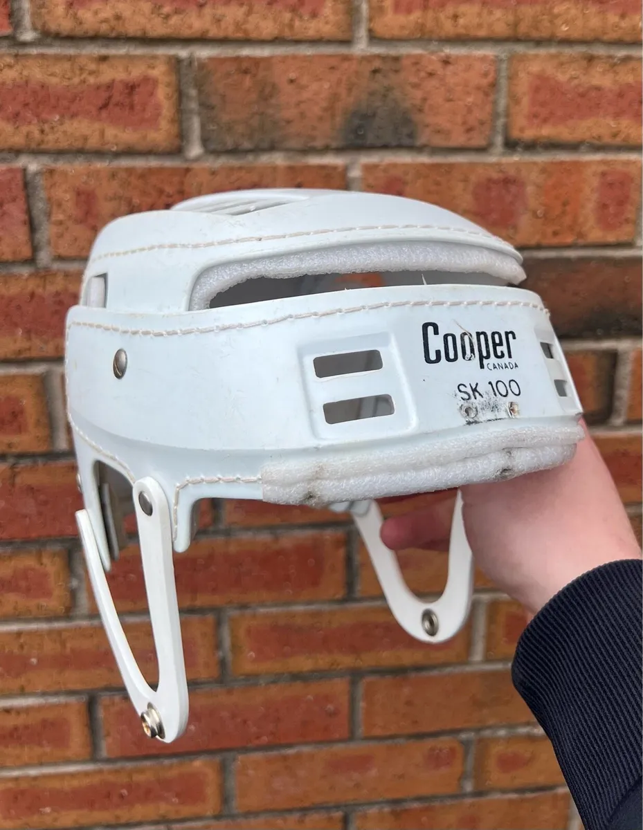 White Old style snr hurling helmet - Image 3