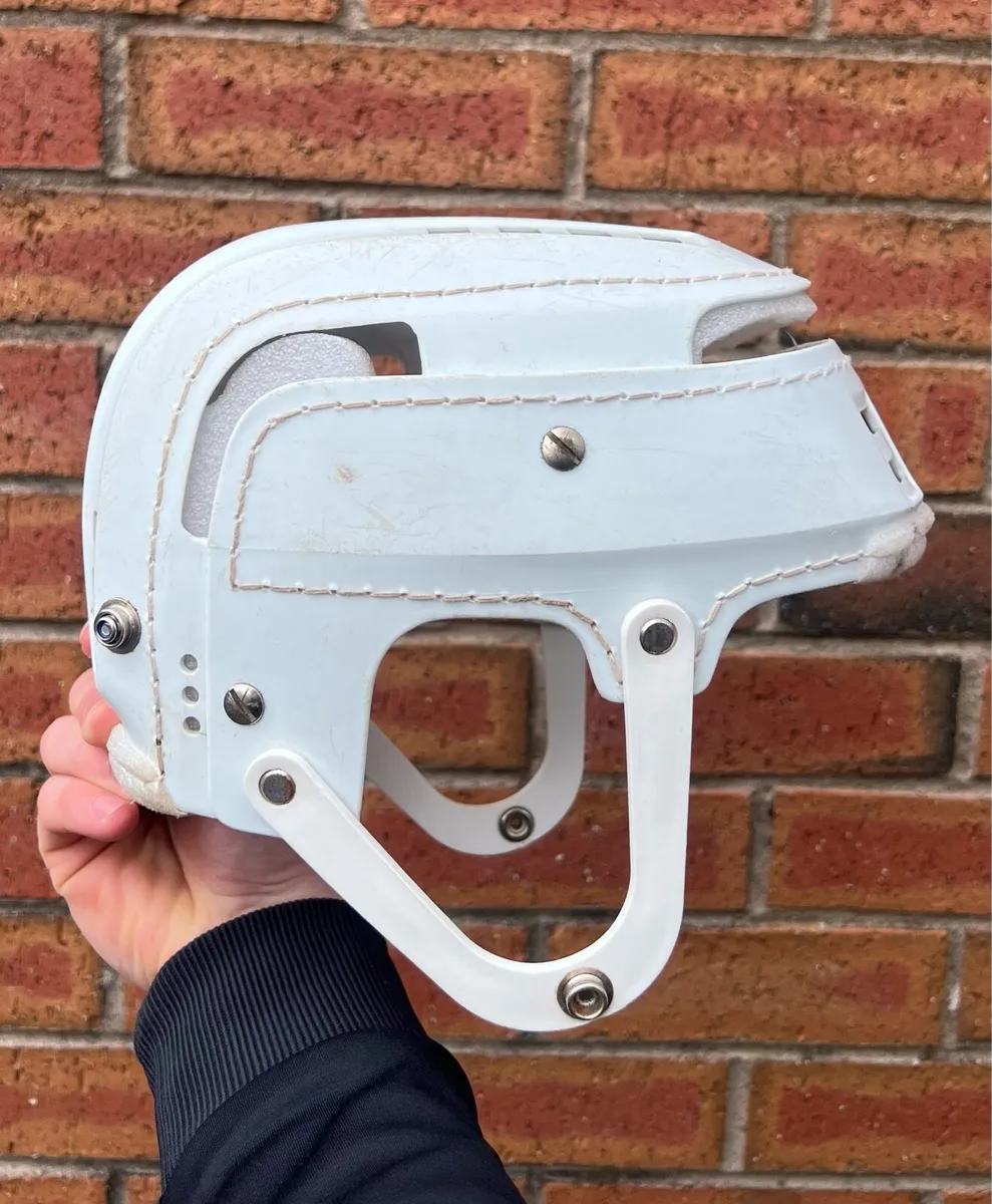 White Old style snr hurling helmet - Image 4