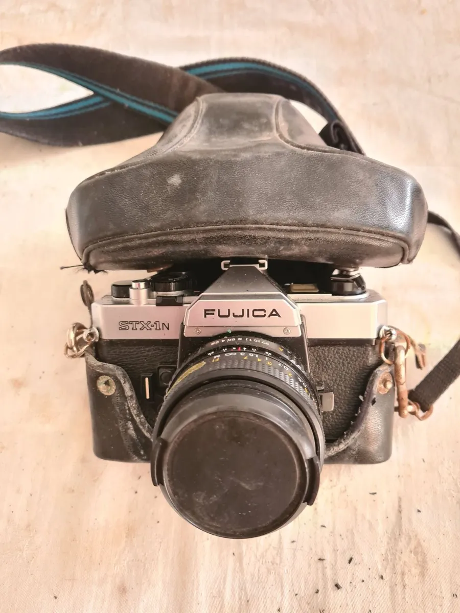 2 x SLR cameras with short lense and 2 x tri pods - Image 1