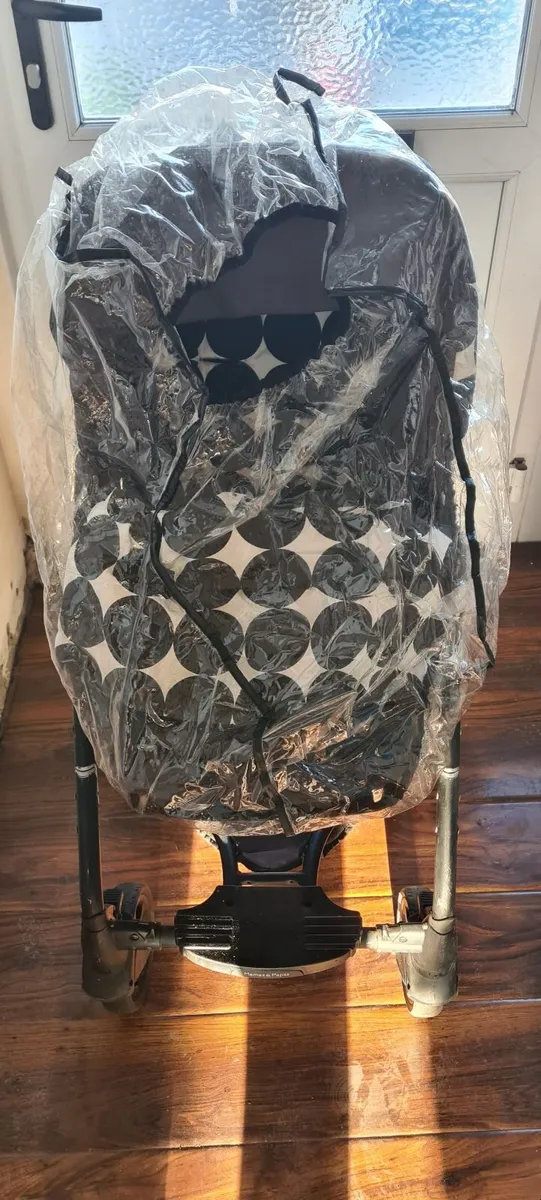 Mamas and Papas stroller with foot brake and rain - Image 1