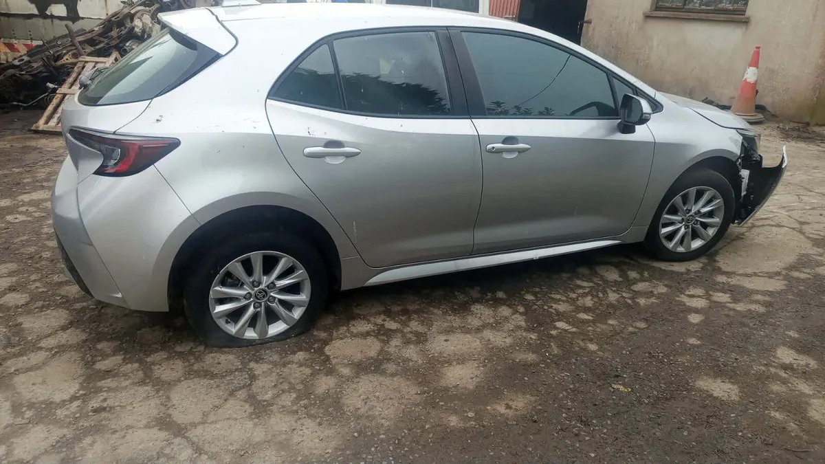 2025 TOYOTA COROLLA 1.8 HYBRID FOR BREAKING! - Image 3