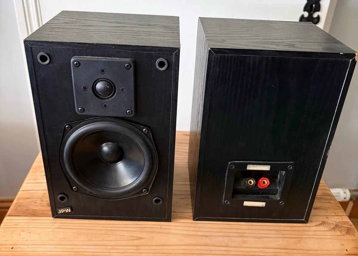 JPW BOX BOOKSHELF SPEAKERS  . - Image 1