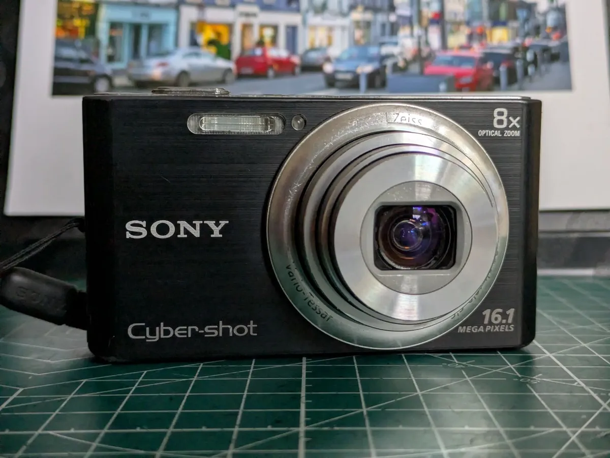 Sony Cyber-shot 16MP CCD🌈 compact 📸 Zeiss lens - Image 1
