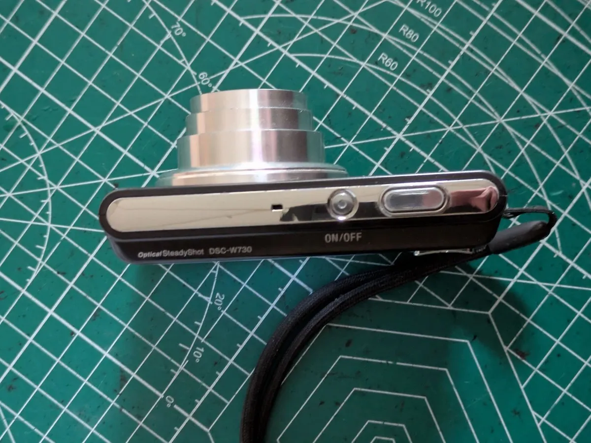 Sony Cyber-shot 16MP CCD🌈 compact 📸 Zeiss lens - Image 2