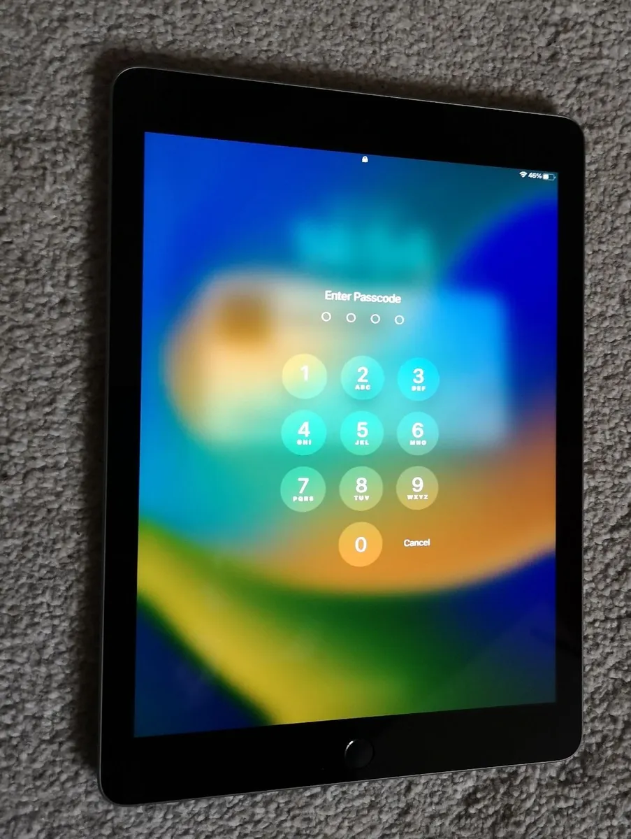 Apple ipad 5th Generation - Image 1