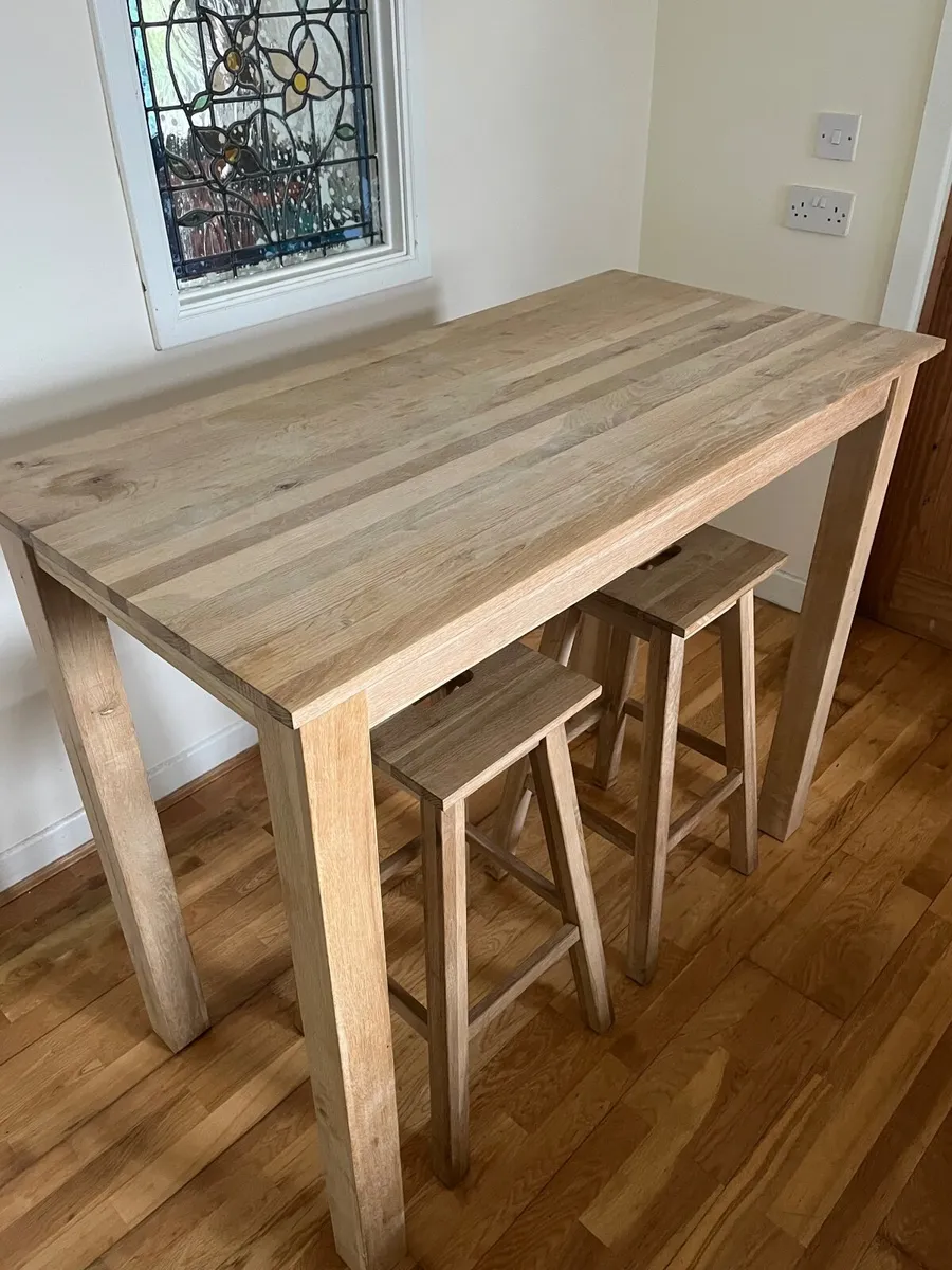 Solid oak table and stools - Image 2