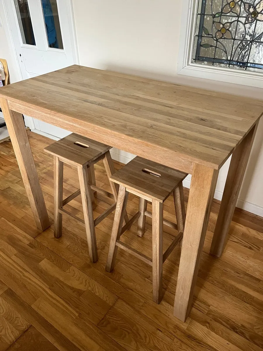 Solid oak table and stools - Image 1
