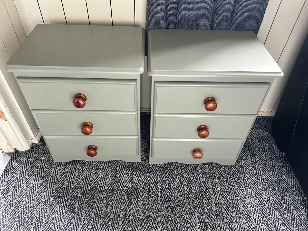 Pair of bedside lockers - Image 1