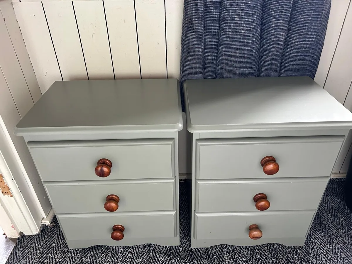 Pair of bedside lockers - Image 2