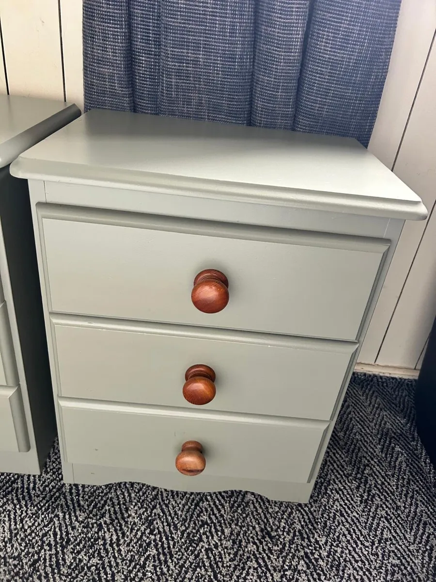 Pair of bedside lockers - Image 3