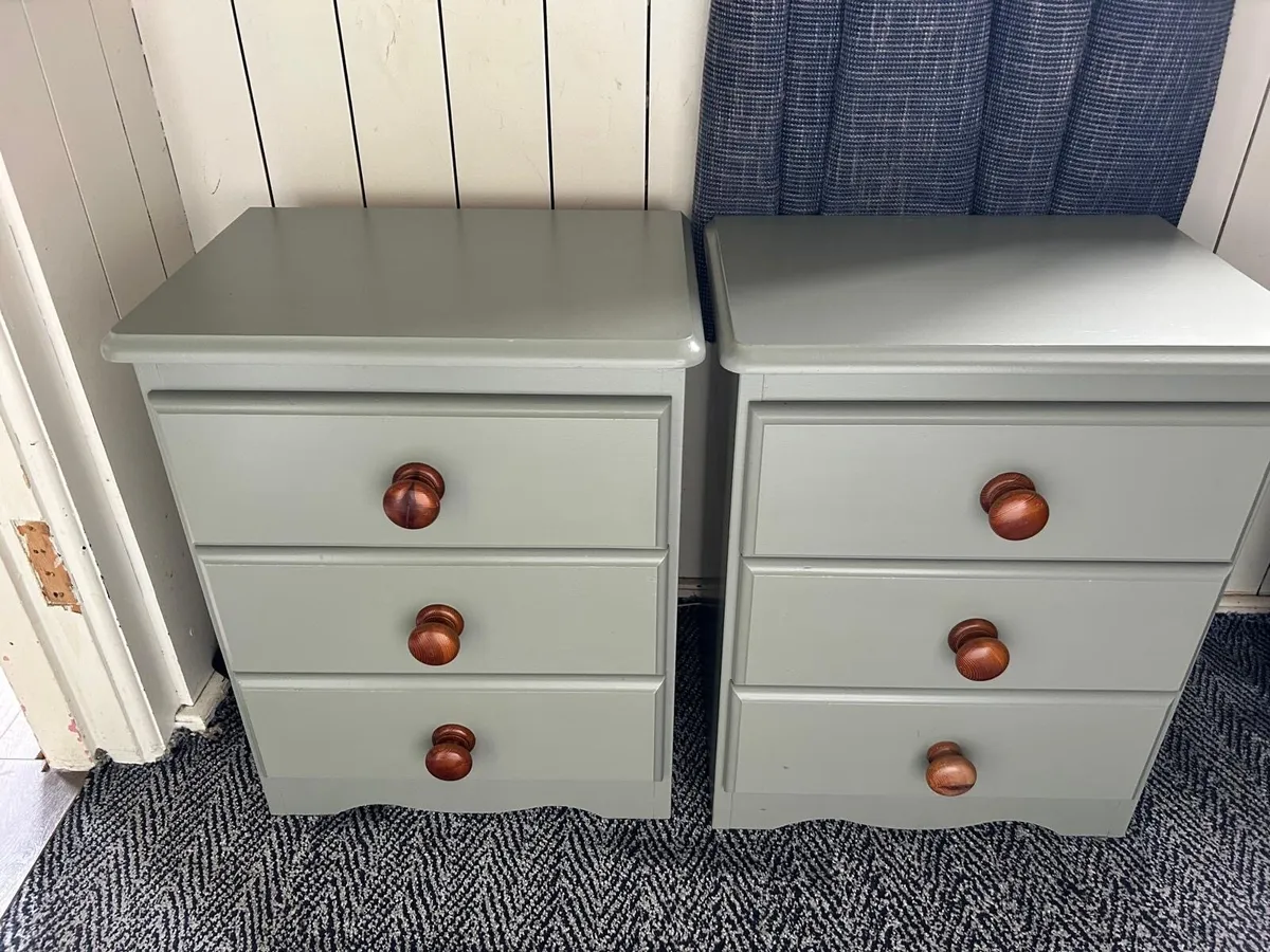 Pair of bedside lockers - Image 4
