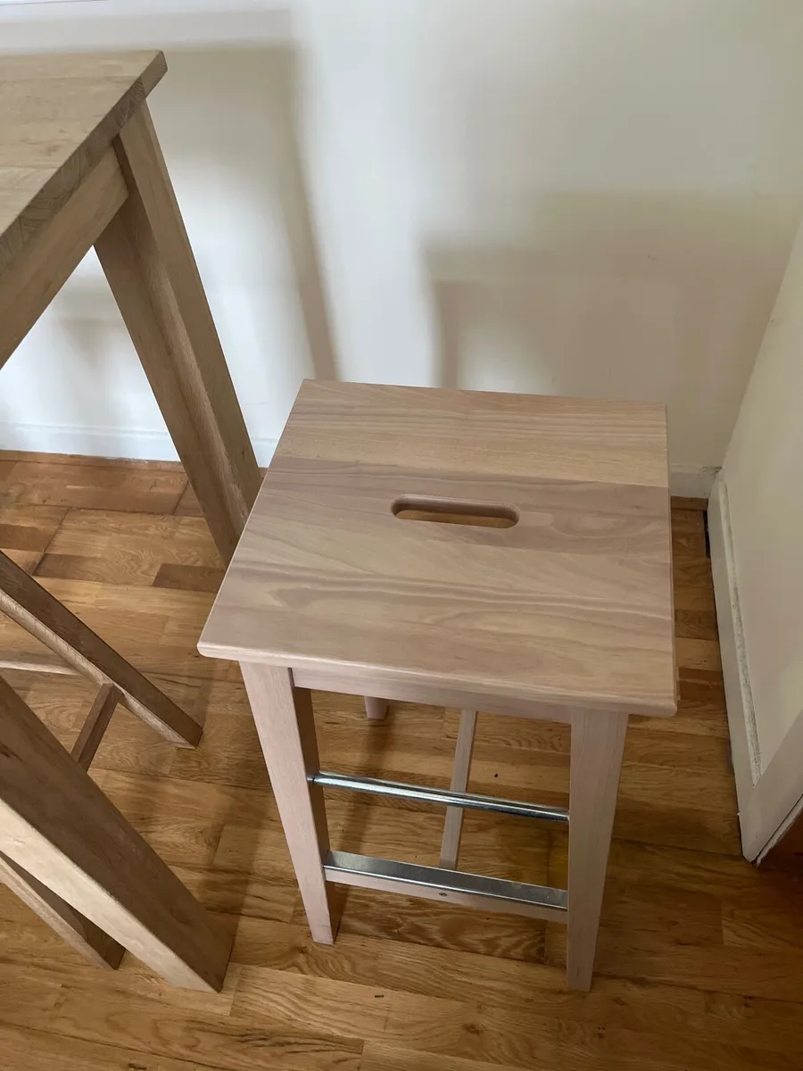 Solid oak table and stools - Image 3