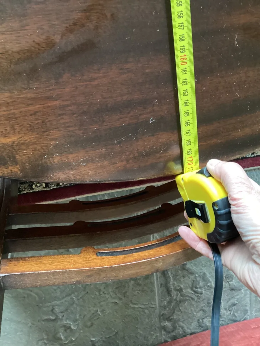 Table and chairs - Image 3