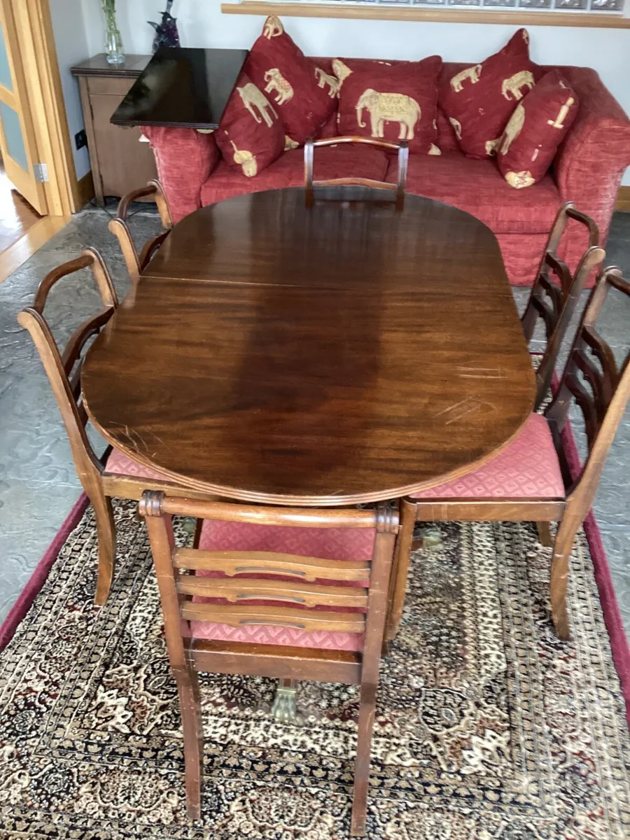 Table and chairs - Image 1