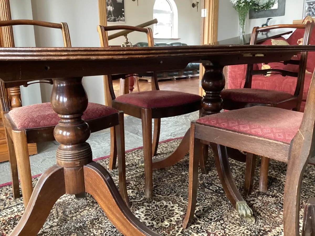 Table and chairs - Image 4