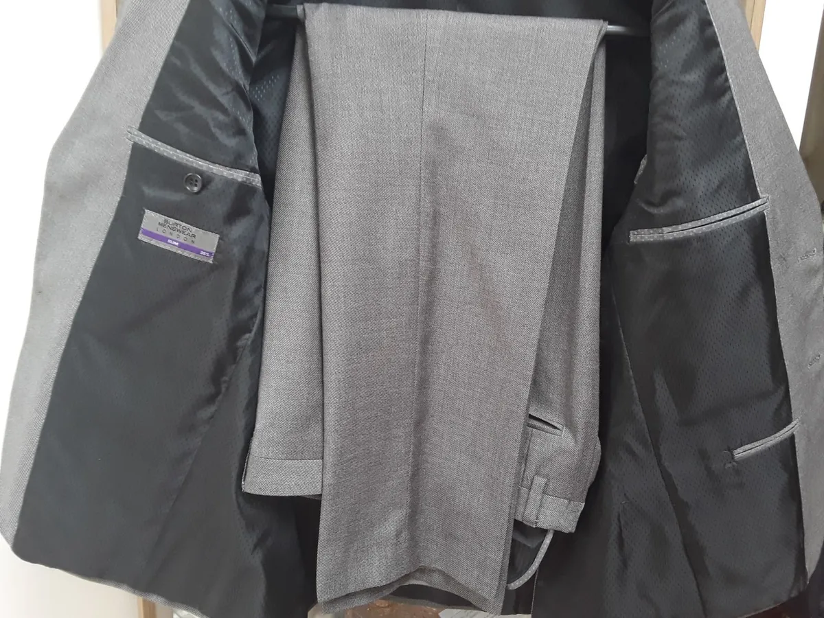 Brand new gents Burton suit size medium - Image 4