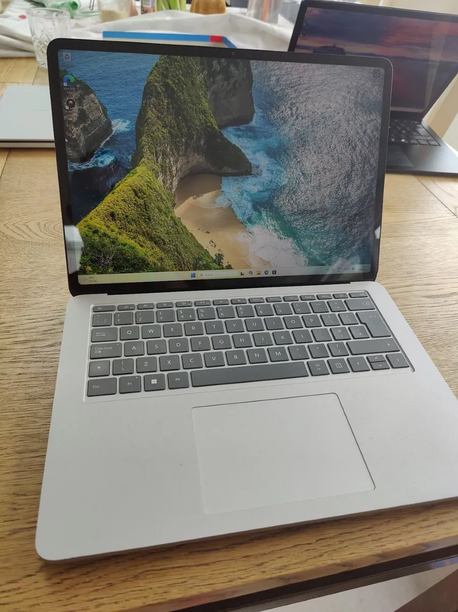Microsoft Surface Touchscreen Laptop i5/16gb/256gb - Image 1