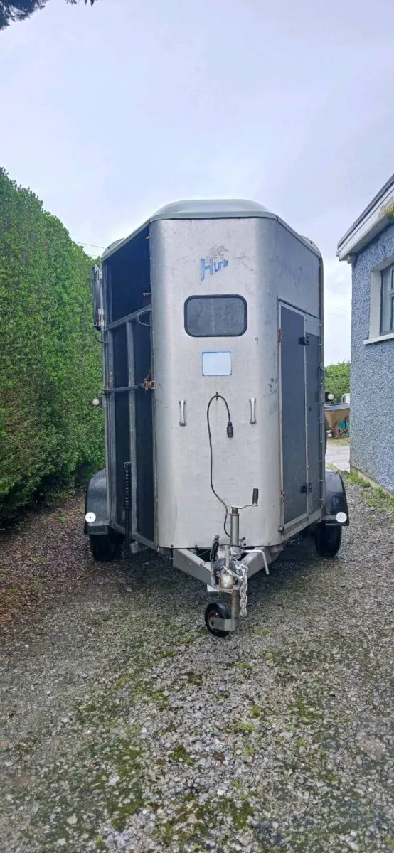 Horse box - Image 1