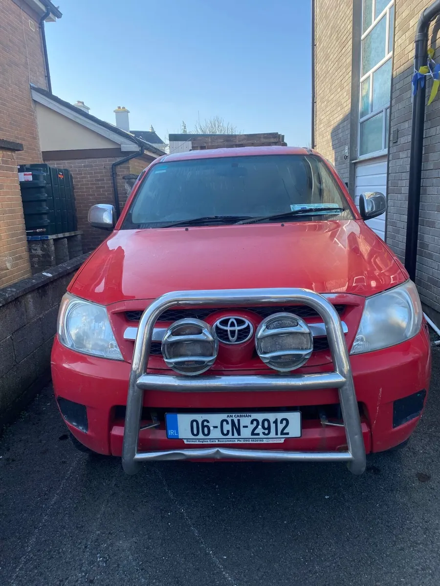 Toyota Hilux 2006 + 1993 Land Cruiser - Image 1