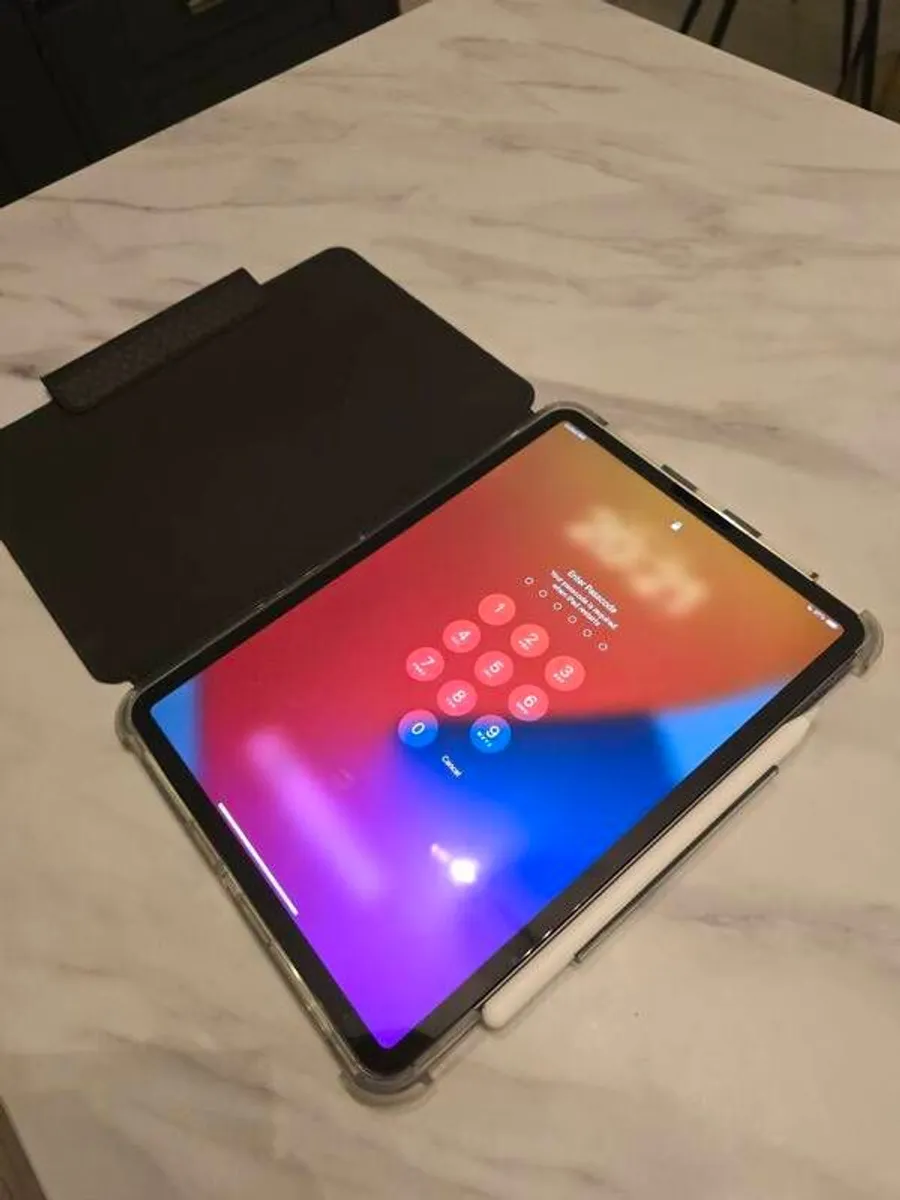 Apple iPad Pro 11 inch 3rd Gen (WIFI + Cellular) & Bundle - Image 3