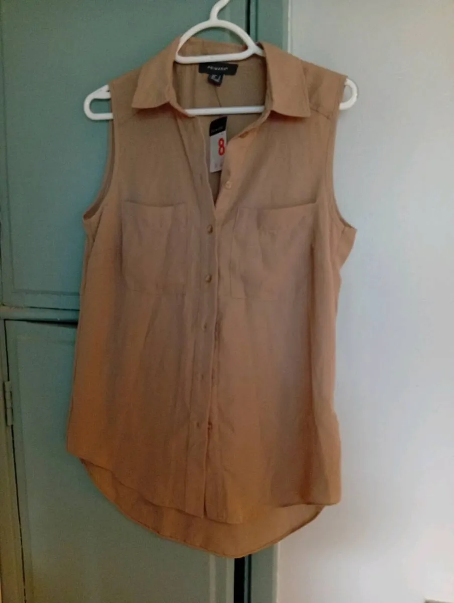 Ladies new top size 8 - Image 1