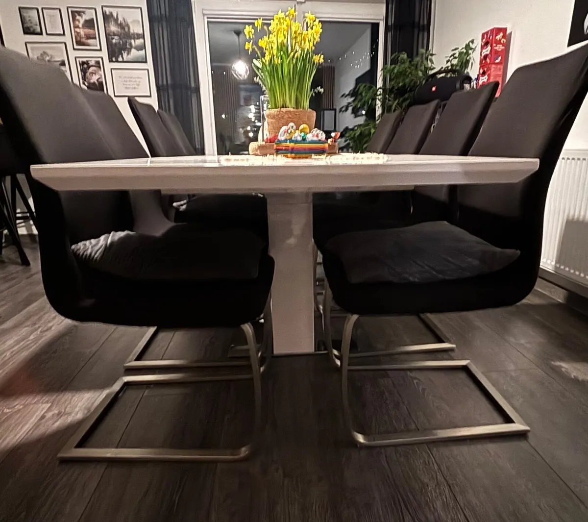 Table and chair - Image 1