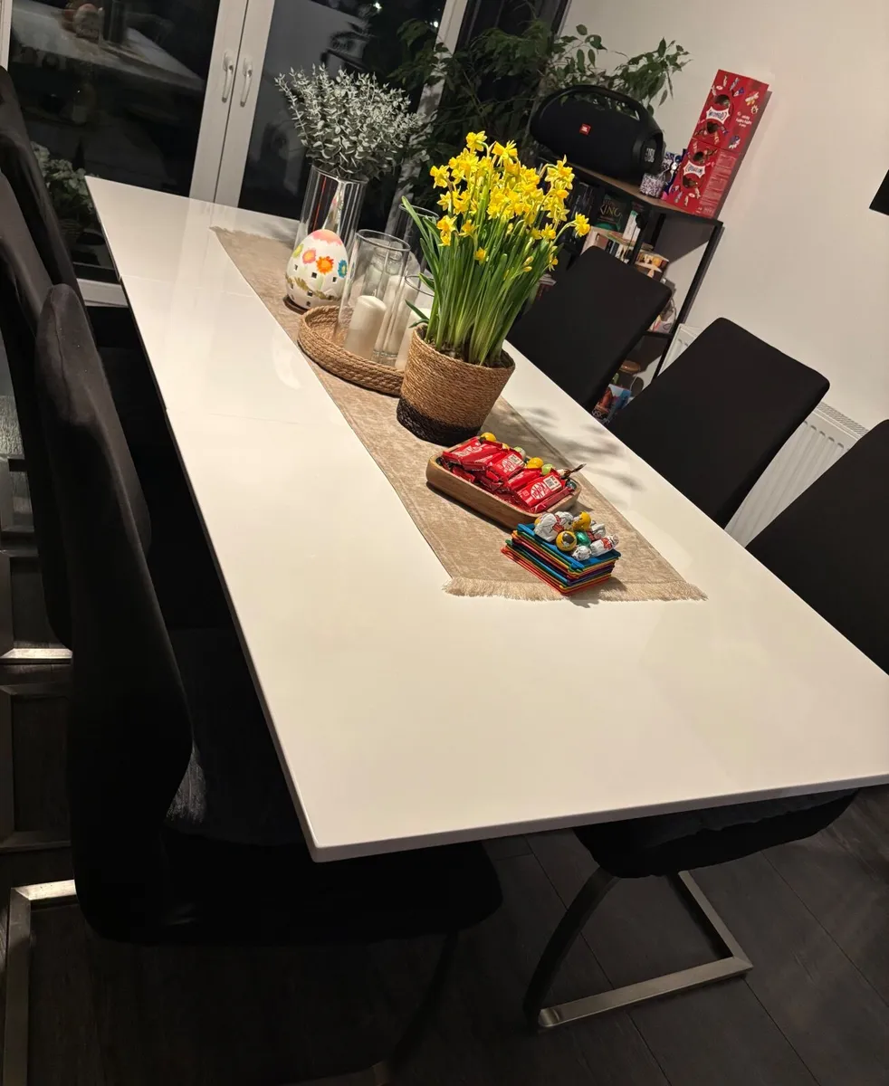 Table and chair - Image 3