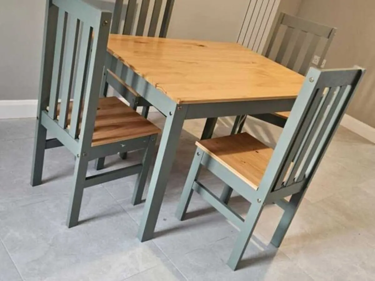 TABLE & CHAIRS - Image 4