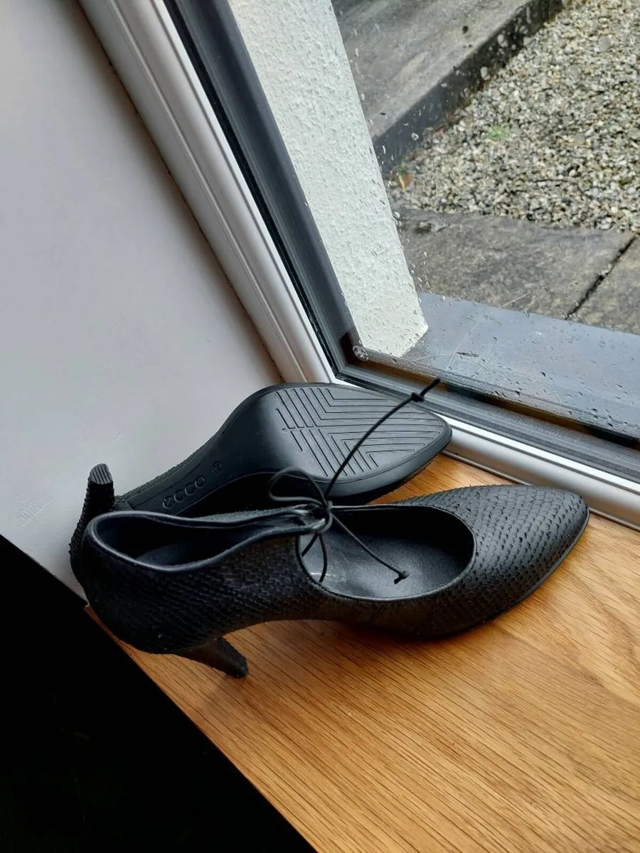 Shoes and sandals - Image 2