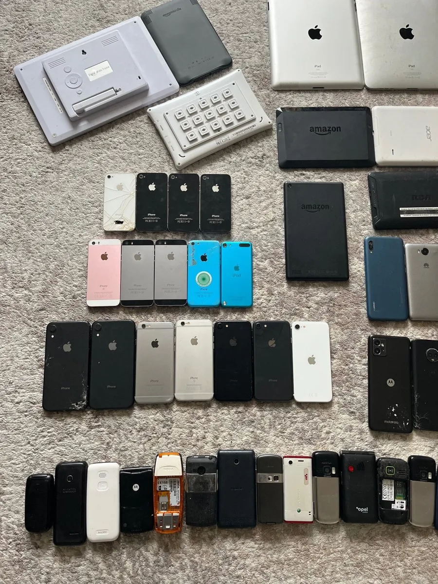 JOBLOT of 18 tablets and 45 phones for parts or re - Image 1