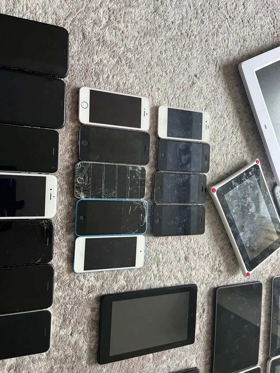JOBLOT of 18 tablets and 45 phones for parts or re - Image 2