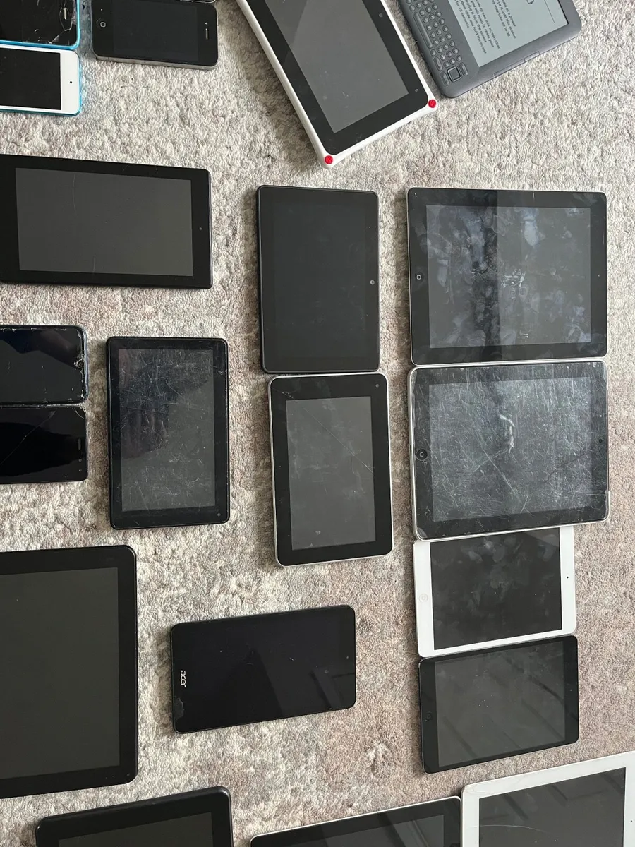 JOBLOT of 18 tablets and 45 phones for parts or re - Image 3