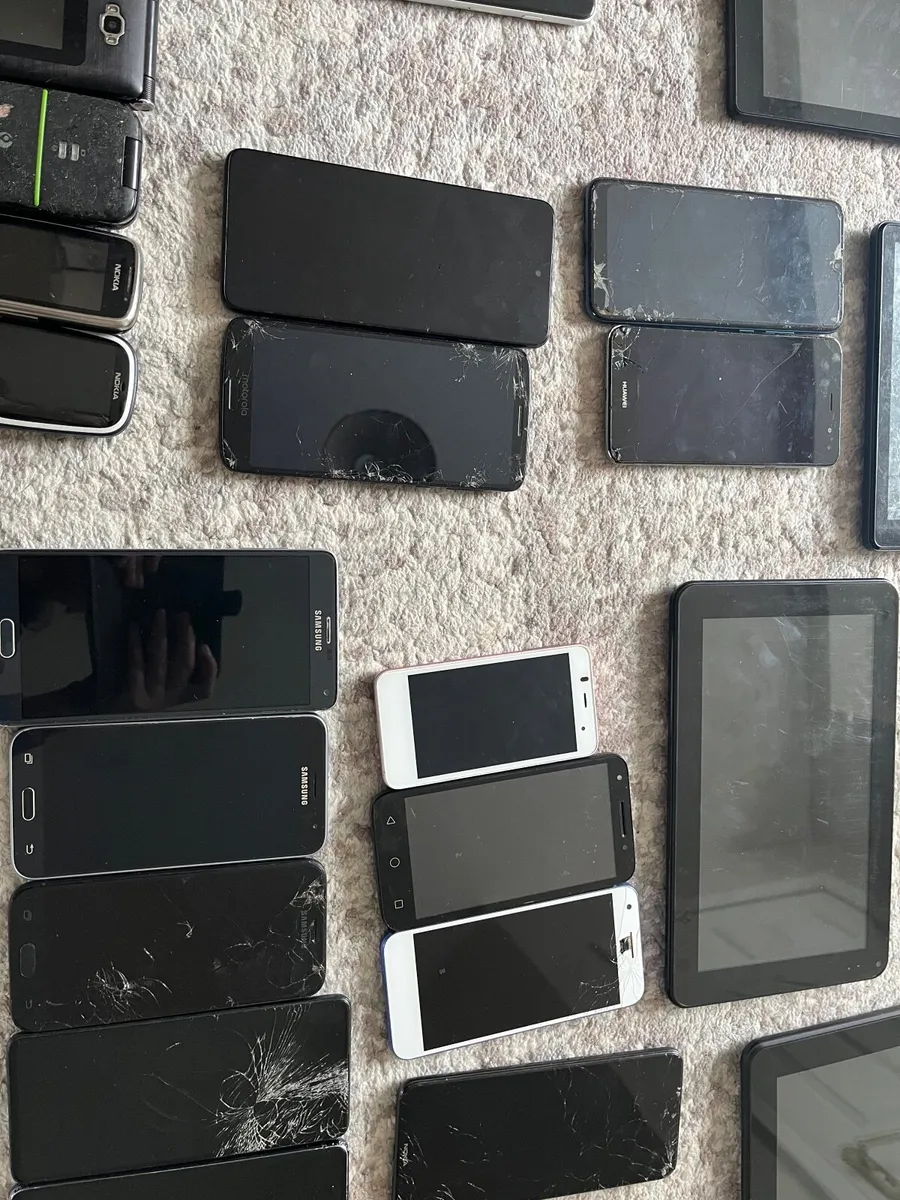 JOBLOT of 18 tablets and 45 phones for parts or re - Image 4